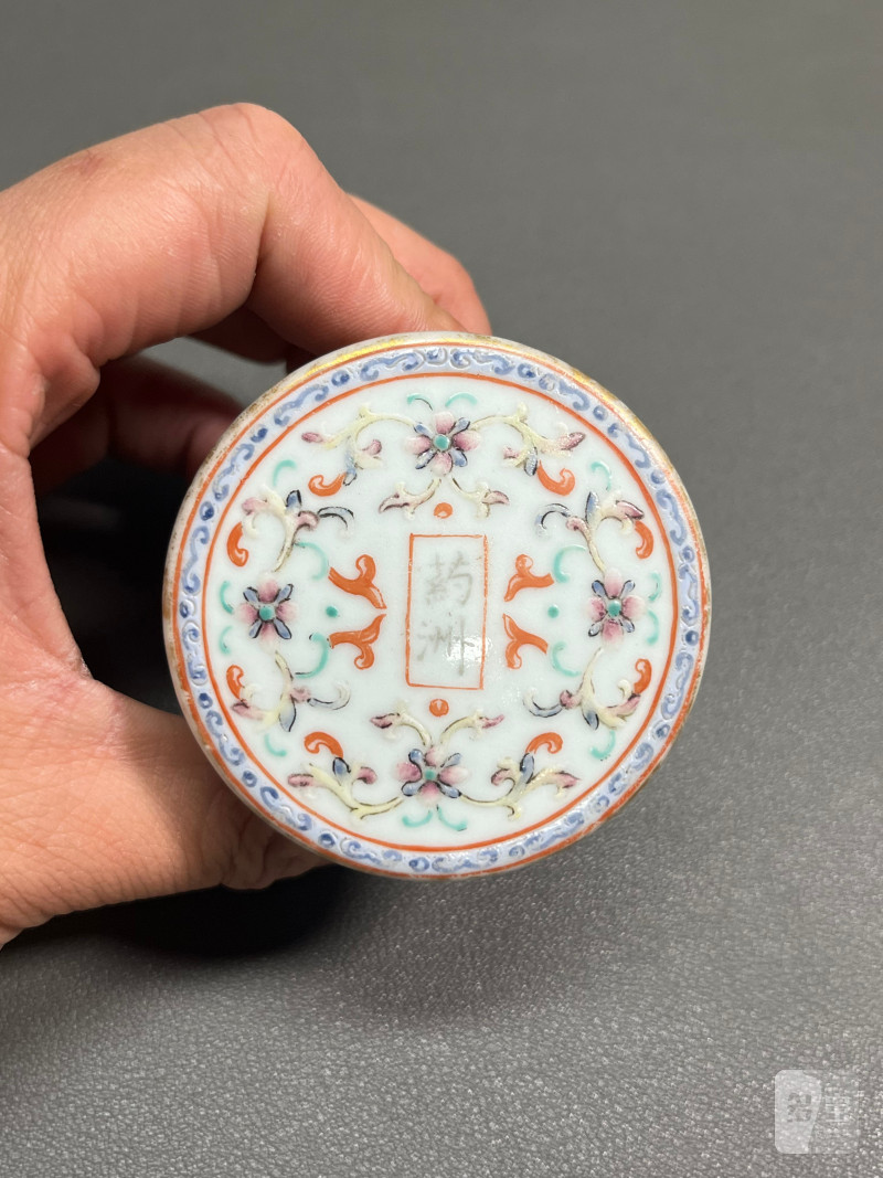 清乾隆“药洲”款粉彩八宝缠枝莲纹轴头（一对） - 图9